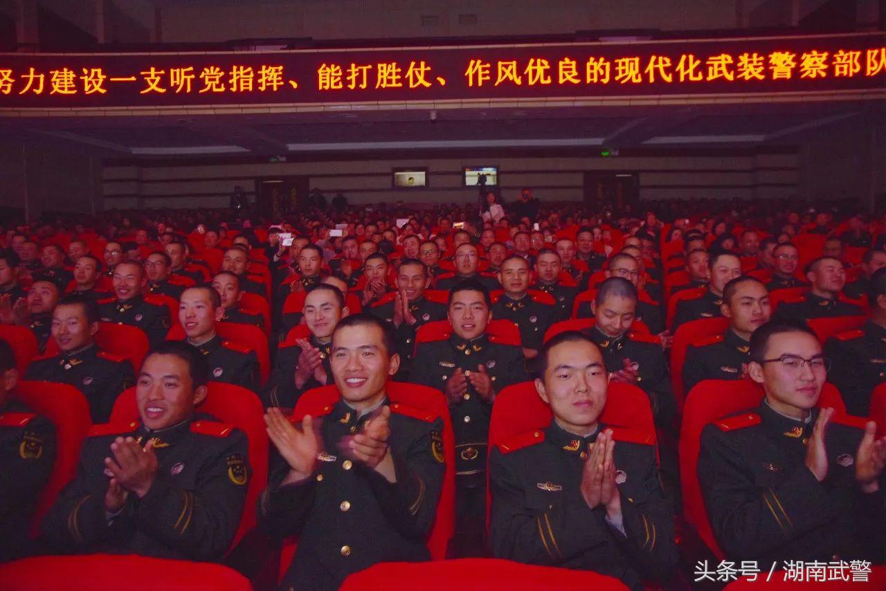 我向党旗敬个礼,我向党旗敬个礼范文