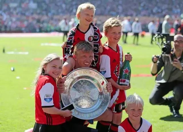 卡卡才33岁为何退役,足球巨星卡卡退役感动视频