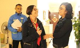 网购了12个苹果，上门送快递的竟然是美国总领事一家