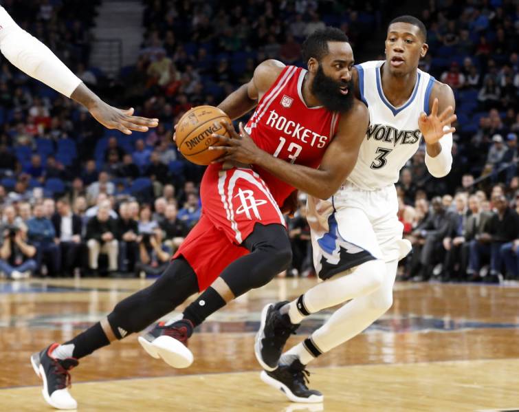 哈登胯下过人几乎没有人能防得住,哈登的过人招牌动作