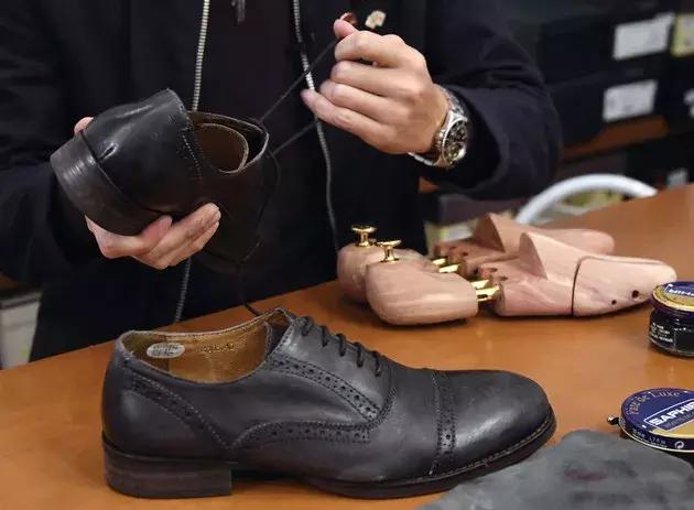 潮流皮鞋怎么保养步骤图解,各种皮鞋的打理及保养方法