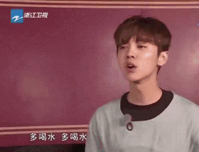 林更新鹿晗红色外套,鹿晗为什么出门水杯不离手