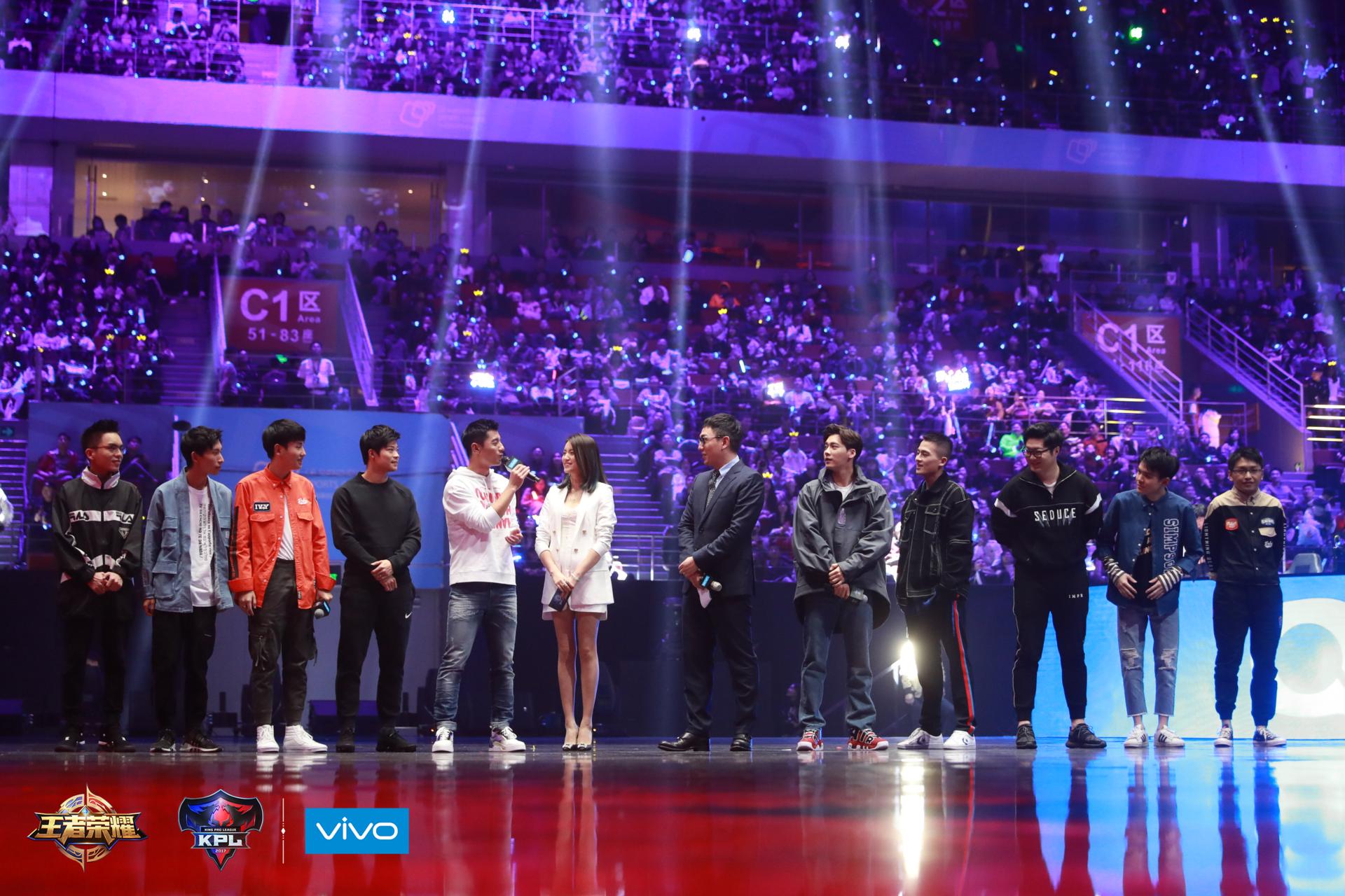 KPL三连冠，QGhappy王朝建立，除了实力还靠这款全面屏手机