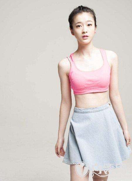 张雪迎气质婉约娇艳靓丽甜美灵动,张雪迎机场清爽造型少女感十足