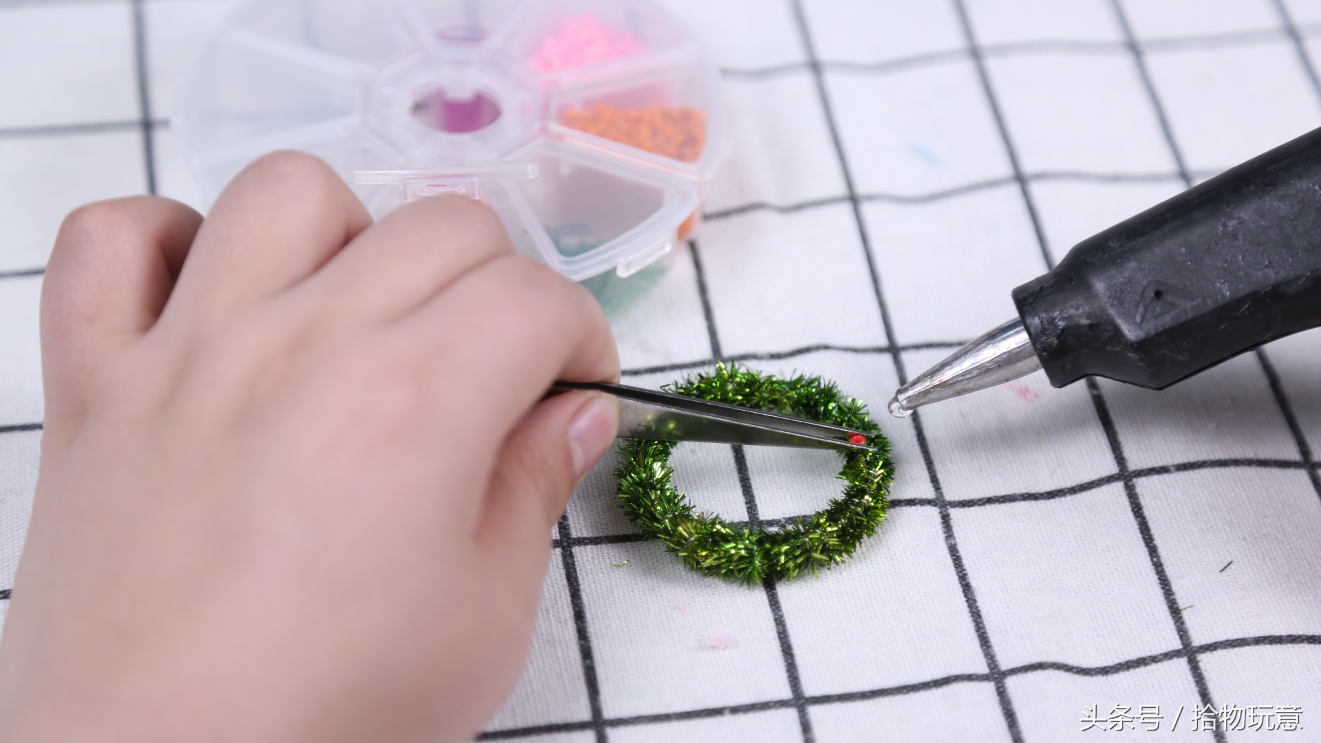 饮料瓶和毛根的结合，造就闪眼的小花环，见过的人都很想拥有