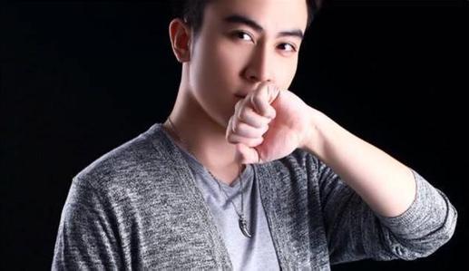 斗鱼蛇哥现身线下,云顶蛇哥是15倍压枪的蛇哥么