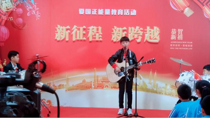 “爱国正能量教育”公益活动启动,小明星郭敬获爱国小主人翁称号