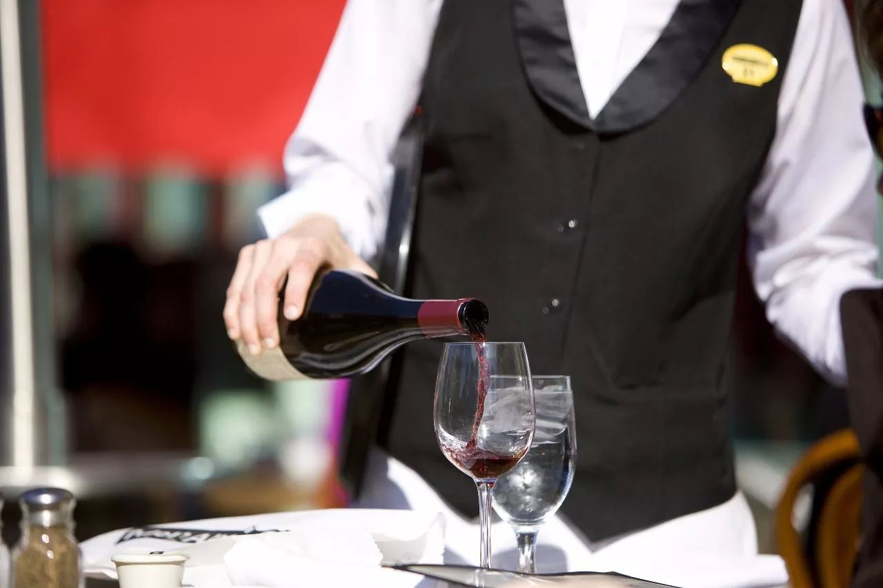 这些服务员的工资是你的N倍,但不是谁都能做