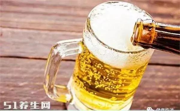 手指指甲扁平凹陷是什么原因,指甲有竖纹凹陷是什么原因