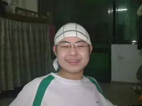 探探上划到了一个卖散粉的富二代帅哥,花痴记者买了几盒发现……