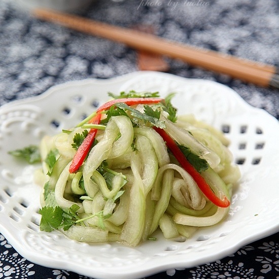 西瓜皮可以凉拌着吃吗,凉拌西瓜皮最好吃的做法