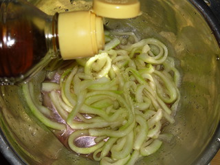 西瓜皮可以凉拌着吃吗,凉拌西瓜皮最好吃的做法