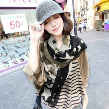 春季黑色毛衣连衣裙搭配丝巾,春季丝巾与衣服的搭配