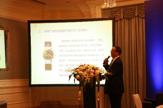 钟表收藏家展示自己的藏品,中国民间古董钟表收藏家