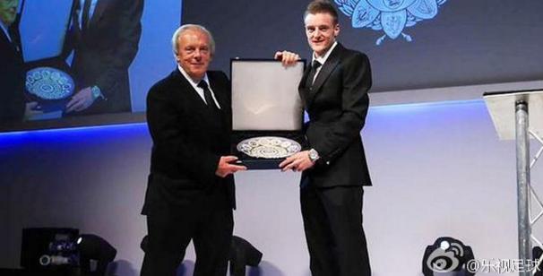 剑指巴萨！英超黑马核心获赛季最佳球员俯视众豪门！