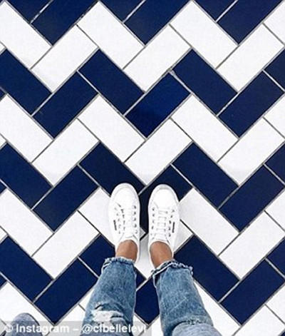 ins兴起晒“名媛脚”，名牌鞋配上好看的地板！屌丝就别来了