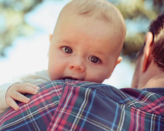 为啥宝宝喝完奶一竖抱拍嗝就吐,宝宝吃完奶还没来得及拍嗝就吐了