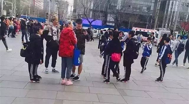 这双鞋有一个奇葩的名字,想必你们都知道了,叫TMD!