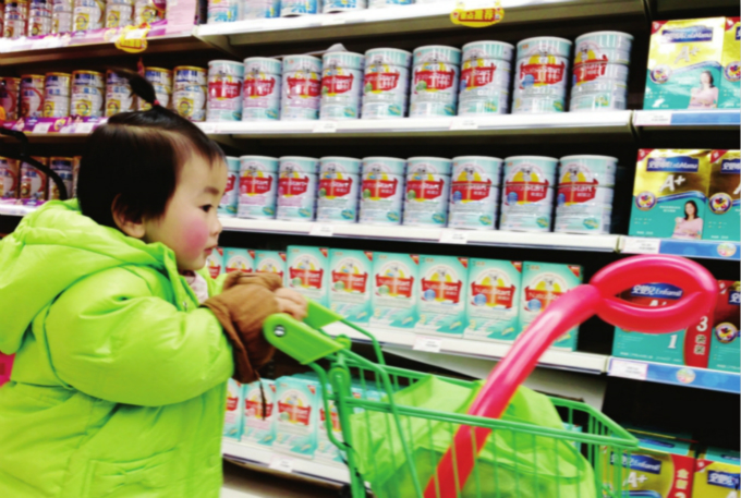 这些在购物推车里长大的孩子，会有怎样的童年？