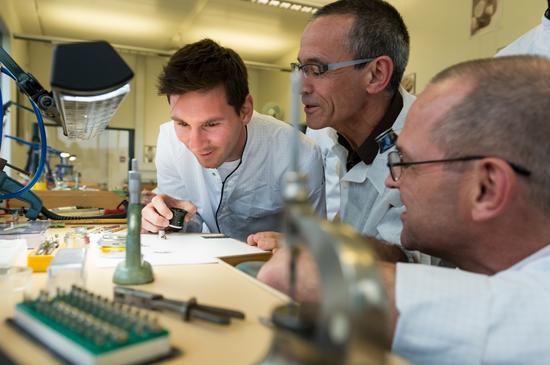 梅西c罗足球明星踢球视频,c罗戴的宇舶手表