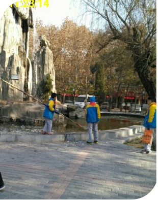 数字城管采集员清理共享单车,城管随手拍