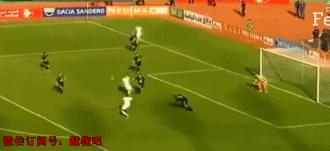 GIF-幸运女神的微笑！躺着也能进球！