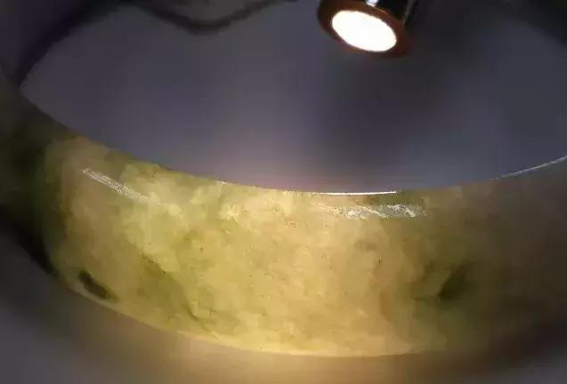 翡翠手镯戴时间长了发黄怎么回事,翡翠打紫光灯照发黄正常吗