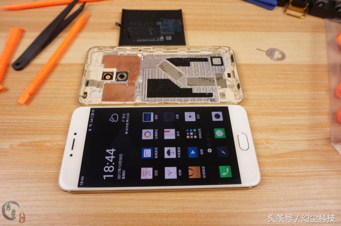 给手机换电池需要撬开屏幕排线吗,给手机换电池要更换后盖吗