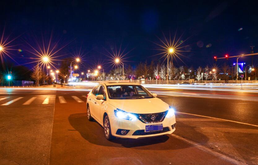 圣诞节热恋生活日记,开着轩逸陪女朋友搜集北京的圣诞树