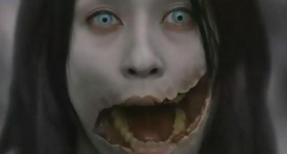 日本恐怖电影中的恐怖女鬼合集,日本恐怖片满脸流血微笑的女鬼