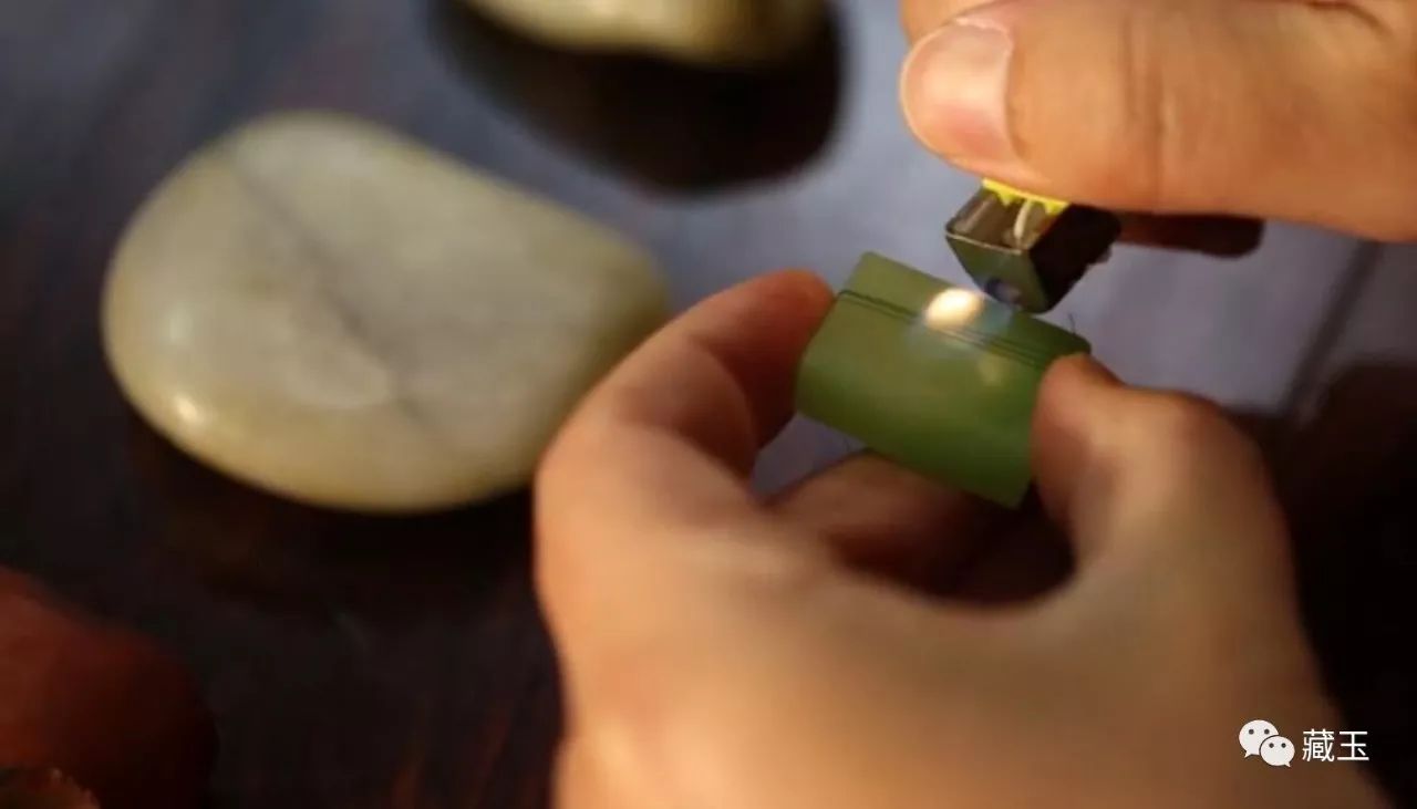 怎么辨别和田玉的最简单方法,如何用最简单的方法鉴别和田玉