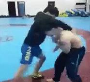 被比你高壮的人掐住脖子时你该怎么应对