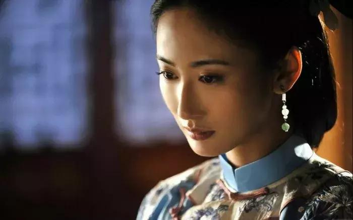 杨幂给她下跪，*点露**陷“三级”风波、雅妓，艳压佟丽娅为何不火？