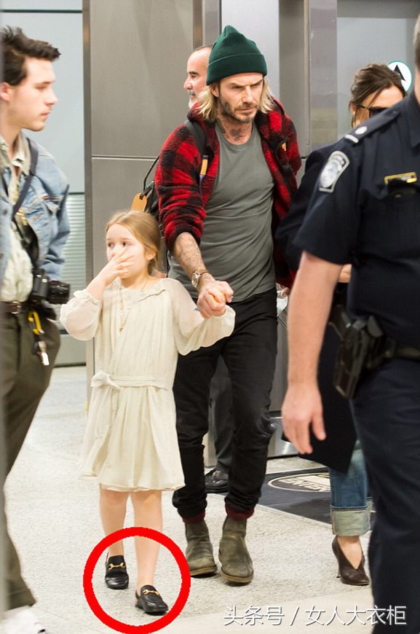 贝克汉姆和维多利亚出街,机场保安护送明星