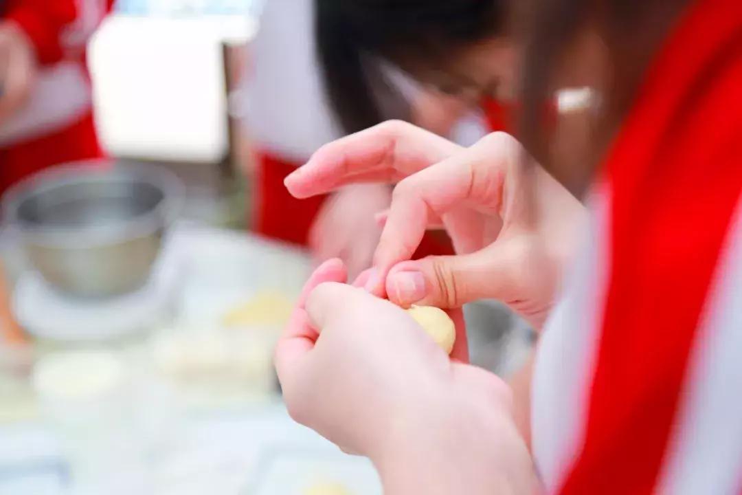 “巧手赛天工,喜庆家年华”——记崇文门中学主题工作坊