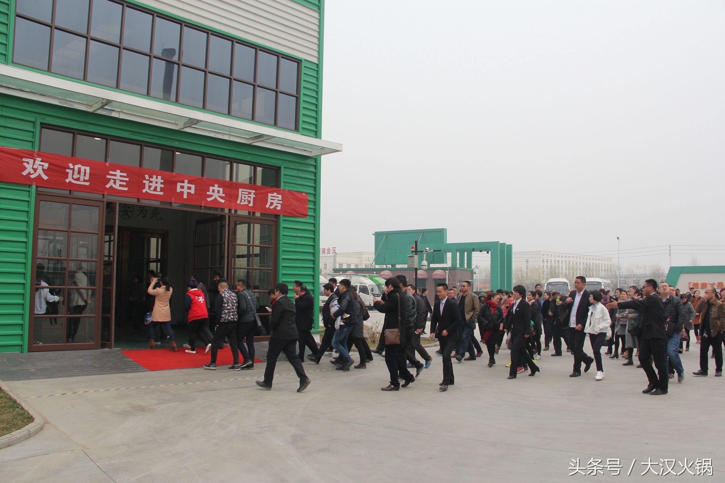 他在濮阳建了个34000平米的火锅基地，就为卖一份人均50元的火锅