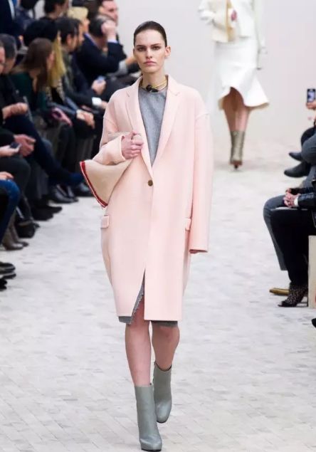 粉色大衣真的太好看了,穿上粉色衣服依然是少女