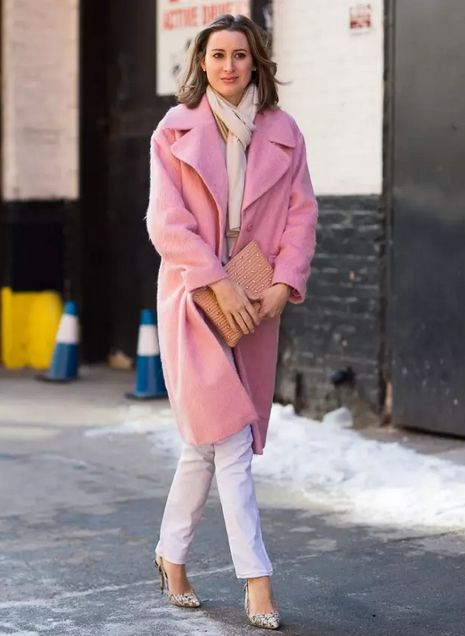 粉色大衣真的太好看了,穿上粉色衣服依然是少女