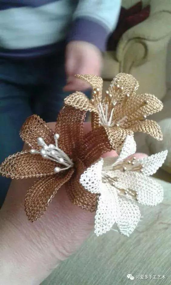 只是用针穿上了线不断绕圈打结，做出来的仿真花竟然比钩的还好看