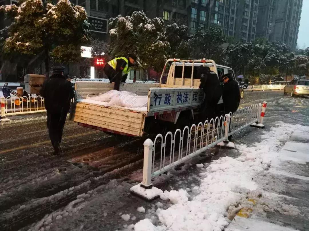大雪袭城，却畅通无阻！只因为有可敬的他们