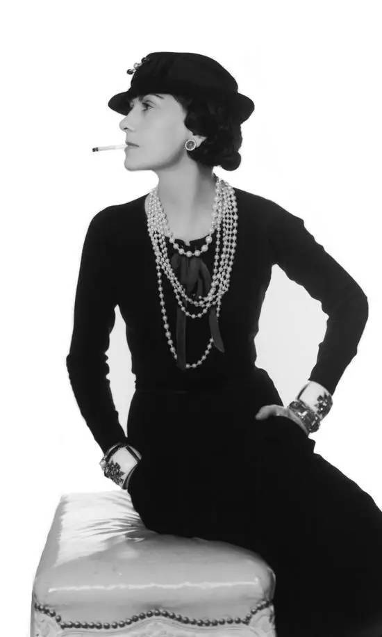 有哪些好看的小黑裙,小众又有设计感夏天必备小黑裙