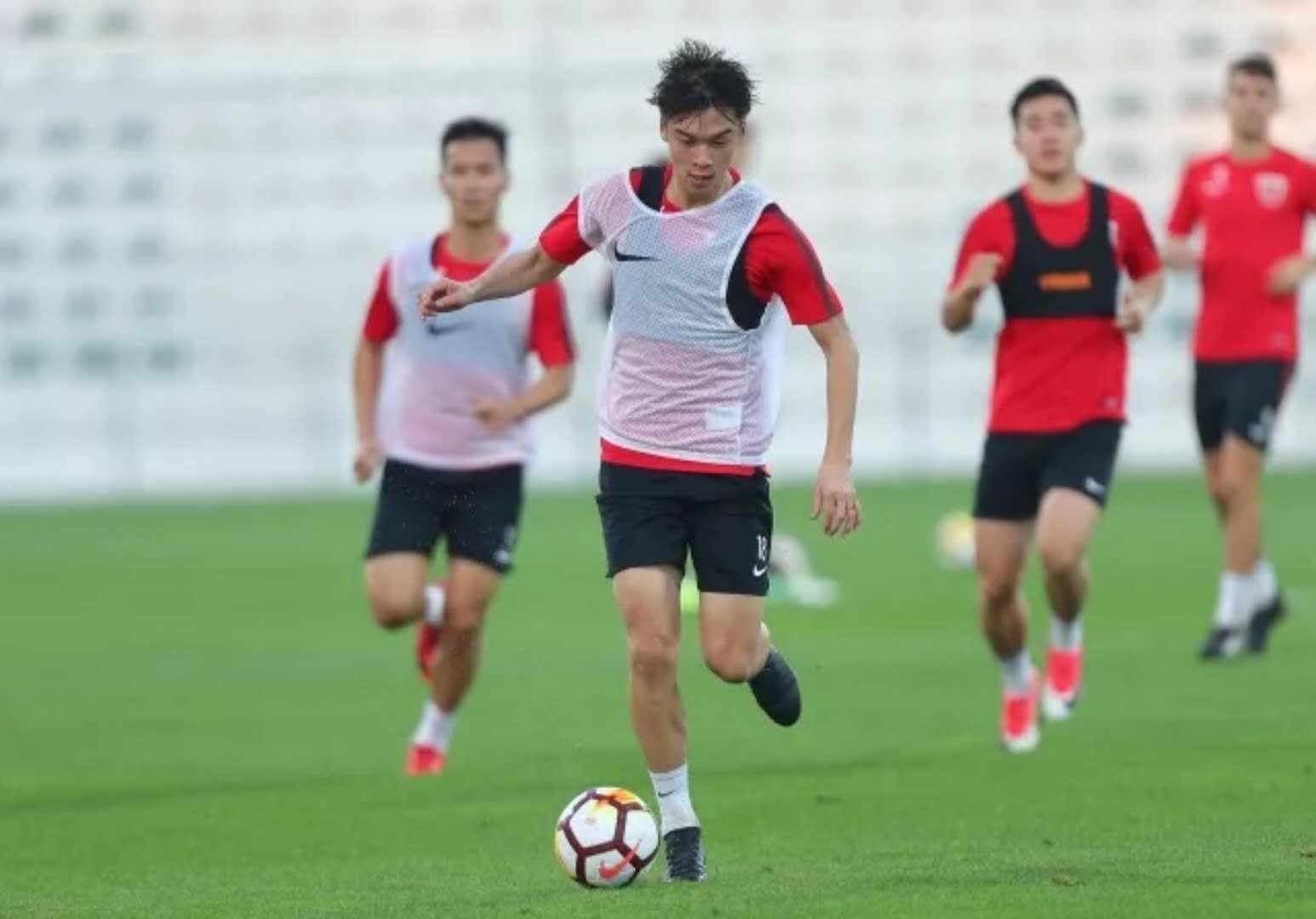 上港迪拜冬训,2020上海上港比赛前训练照片