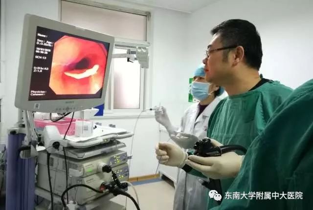 突然有食物噎在食道,吃食物食管噎住了