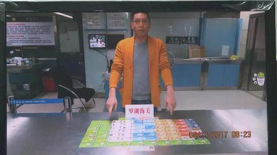 男子携带大量银行卡被警察抓,带70多张银行卡出境被拘留