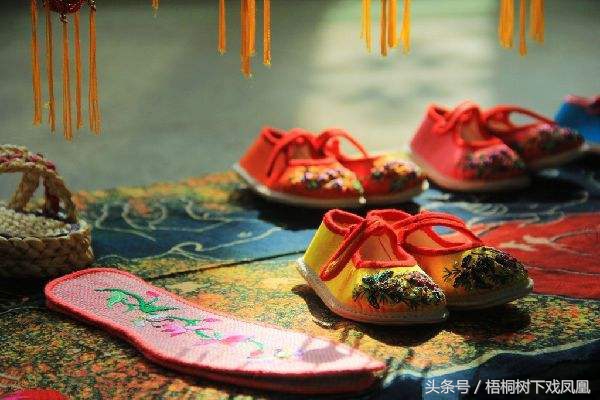 新娘婚鞋一定要是红的吗,新娘婚鞋要穿棕色的吗