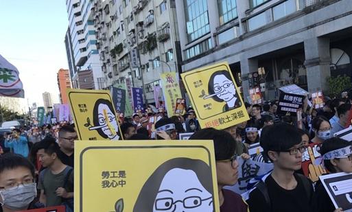 夜宿“立法院”铁链锁大门蔡英文果真会度日如年？