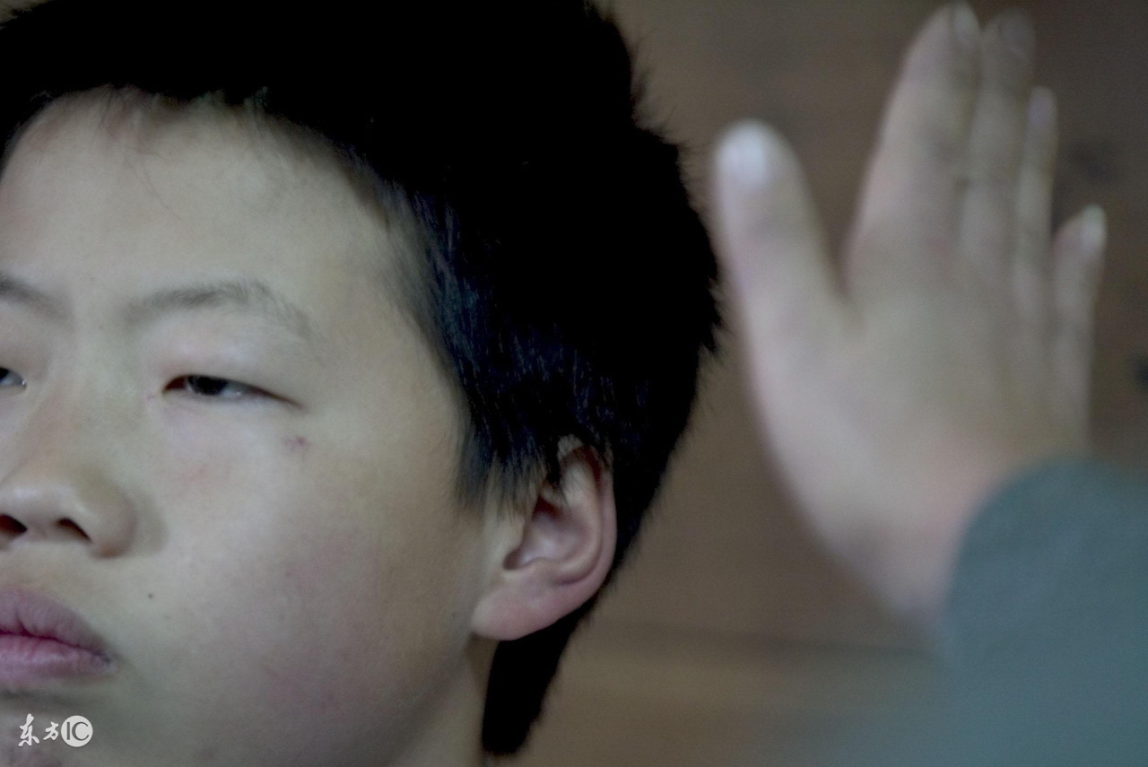 一男子打人四个耳光赔4000元,男子打人被暴打