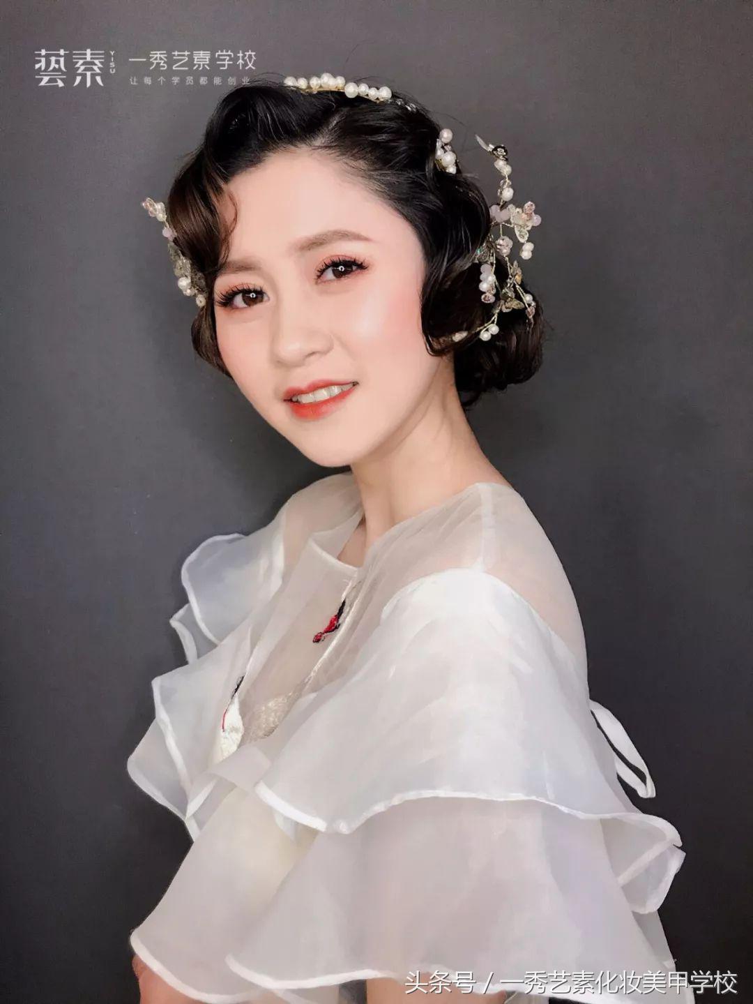 哇，那女生好漂亮了！切，还不是化出来的