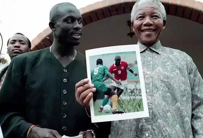 从CCTV5跳转到CCTV1的男人，51岁足球明星逆袭成“非洲特朗普”！