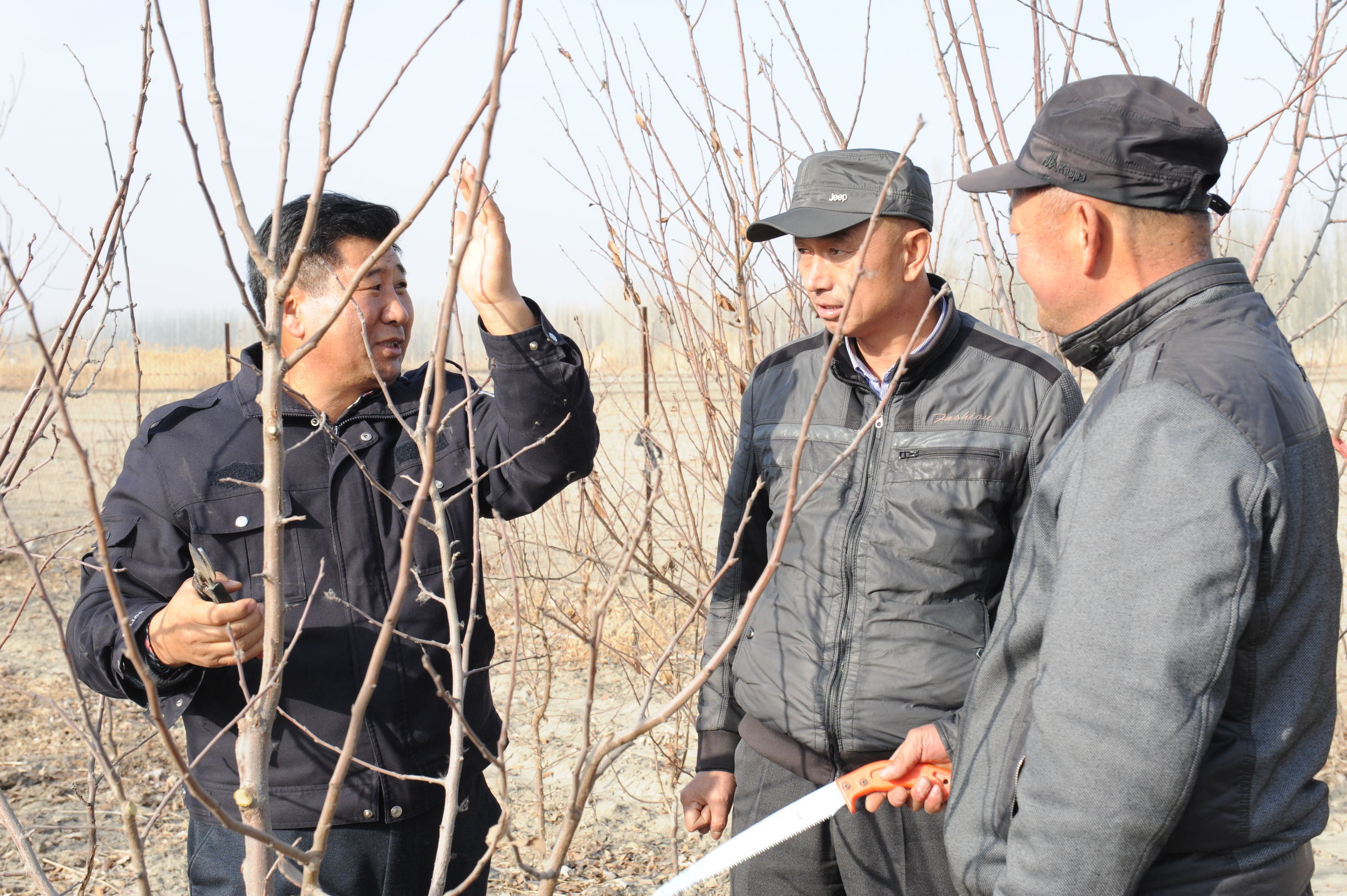 巴州中院访惠聚工作队驻村故事拉村的“黑脸书记”脑梗中风心脏搭桥不退缩田间地头群众利益挂心间